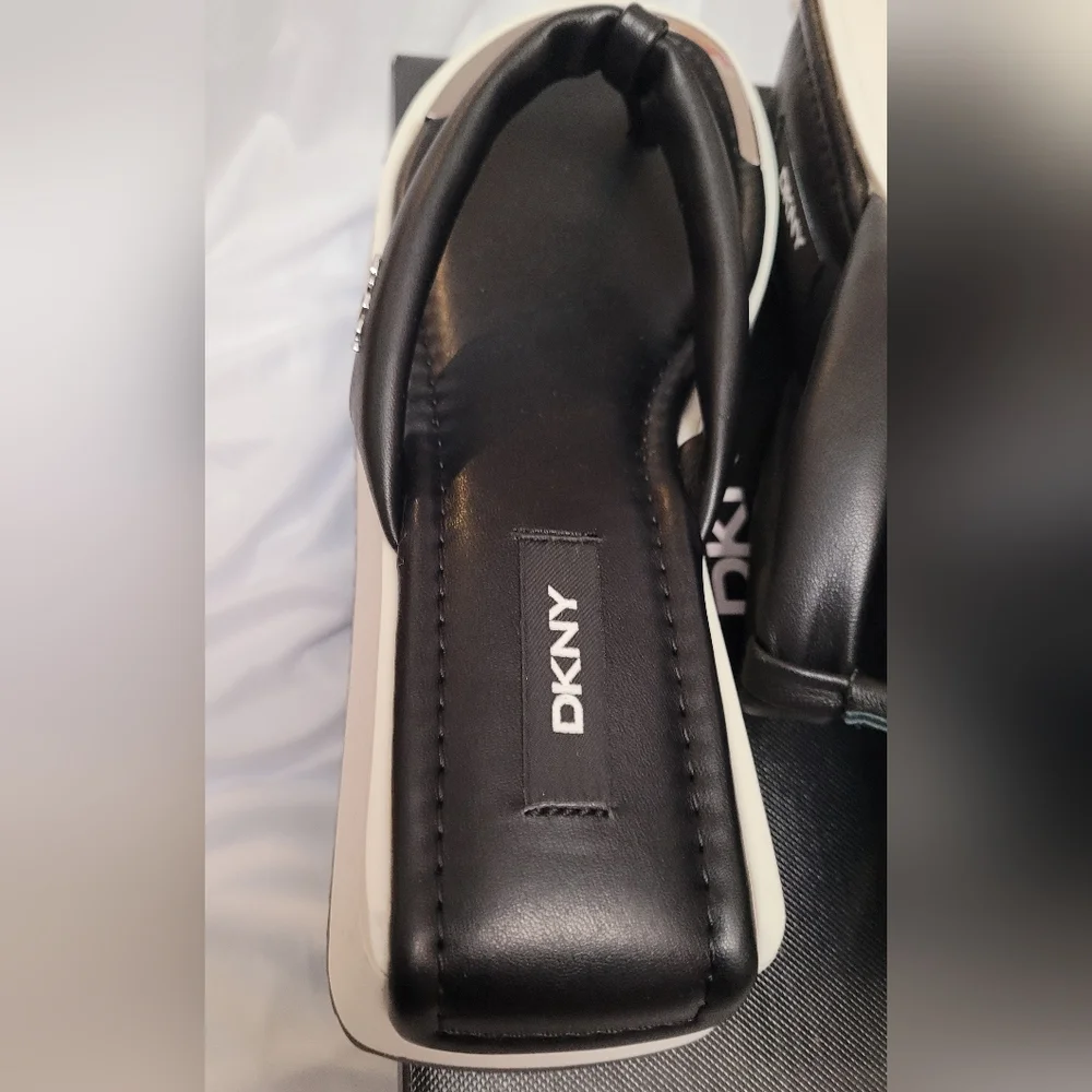 DKNY Maeryn Platform Semi Glaze Thong Sandal Black White 7.5M MSRP $110 NIB New